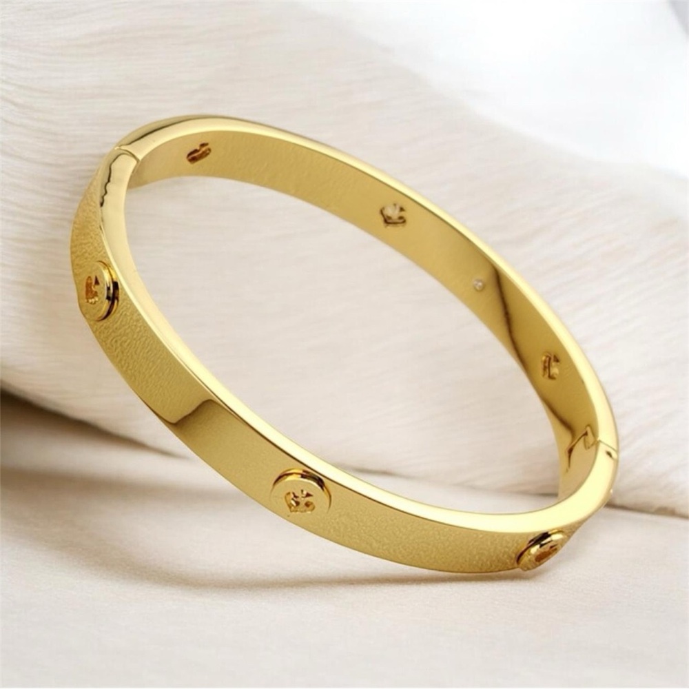 Kate Spade Spot The Spade
Studded Hinged Bangle